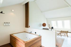 Van Heeckeren Apartments & Suites Nes的一间浴室