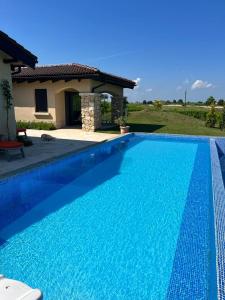 巴尔奇克Private Villa at BlackSeaRama Golf & Villas Resort的房子前面的蓝色游泳池