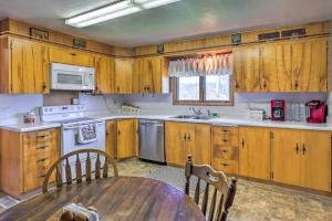 利德Classic Mountain Home, Half Mi to Main Street的厨房配有木制橱柜和木桌。