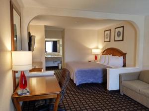 OnleyOnley Inn的酒店客房,配有床和沙发