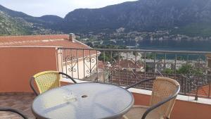 科托尔Apartments Krivokapic Kotor的美景阳台配有桌椅