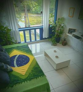 布希奥斯Casa de Praia的带沙发和窗户的客厅