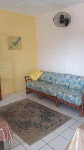 拉纳韦贝Sunflower Nest的带沙发和地毯的客厅