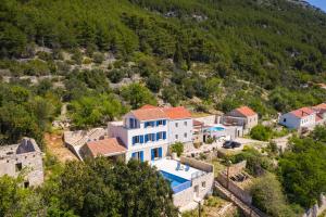 巴比诺波尔杰Villa Korta - Spacious House with Pool的村庄别墅的空中景观