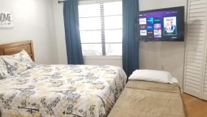 奥兰多3697 Orlando Vacational Apartment的一间卧室配有一张床和一台平面电视
