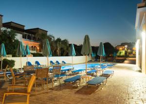 Amaryllis front beach hotel内部或周边的泳池