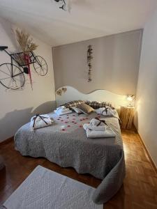 TezzeB&B Stella Al Pina的卧室配有一张床,墙上挂着自行车