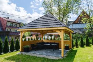 苏凯U Tatarów的庭院内带桌椅的木制凉亭