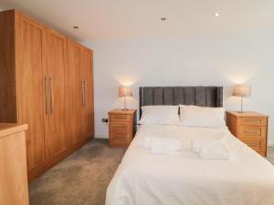 托基Fonthill的一间卧室配有一张带2个床头柜的大型白色床