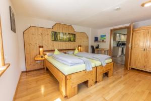 希尔兴巴赫Ferienhaus Broche的一间卧室配有一张大木床。