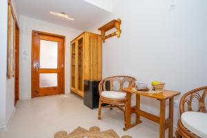 旧瓦马Casa Nikita的配有桌椅和门的房间