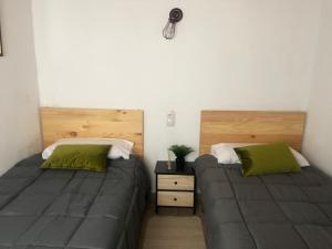 贝瑙汉Casa rural Leo&Manu的两张睡床彼此相邻,位于一个房间里