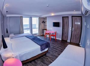 萨尔瓦多B酒店的酒店客房配有一张床铺和一张桌子。