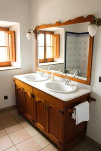 赫罗纳Mas Goy, casa rural con piscina的一间带水槽和镜子的浴室