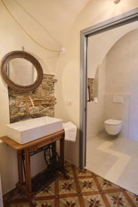 ArnascoAgriturismo Le Merline的一间带水槽和卫生间的浴室