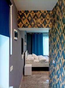 阿格洛纳BALTĀ māja的一间卧室配有床和蓝色窗帘
