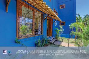 伊塔卡雷i9 Quixaba Flat的蓝色的房子,前门和窗户