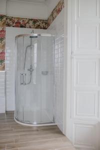 卡舍尔Noan Country House B&B的带淋浴的浴室
