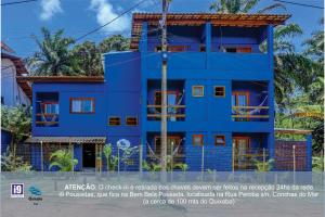 伊塔卡雷i9 Quixaba Flat的带有非洲或支票标志的蓝色建筑,是一副完整的蓝色建筑