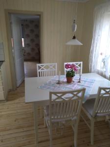 SöråkerLodge åstön的一间配备有白色桌椅的用餐室