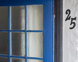 以撒港The Bakehouse的蓝色的门,窗户有25号
