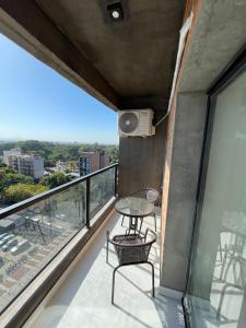 圣米格尔·德·图库玛Altos de Argentina的设有一个配有桌椅并享有美景的阳台。