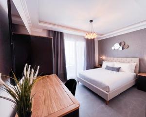 斯利马Sliema Studios的酒店客房配有一张床铺和一张桌子。