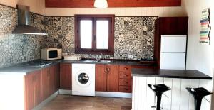 科尼尔-德拉弗龙特拉Conil, 5min centro, playas的厨房配有洗衣机和窗户。