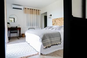 法雷诺U San Daniellu villas et chambres的白色卧室配有床和书桌