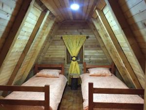 莫伊科瓦茨Eco kutak的一个小房子阁楼上的两张床