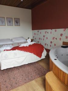 坎波斯杜若尔当Pousada Miraggio的一间卧室配有一张床和浴缸
