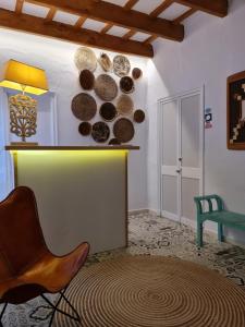 马翁Habitaciones Casa de Campo Daymipaz的一间房间,配有椅子和壁板