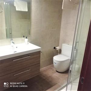 贝塞特Casa Tropiet的浴室配有卫生间、盥洗盆和淋浴。