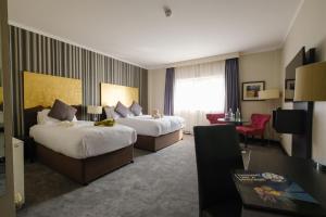 卡洛卡罗泰尔伯特酒店的酒店客房配有两张床和一张书桌
