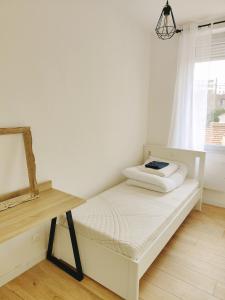 马赛Marseille superbe appartement refait à neuf的白色的客房配有一张床和一张书桌