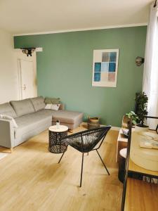 马赛Marseille superbe appartement refait à neuf的客厅配有沙发和桌子