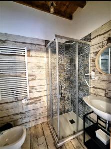 马纳罗拉L' Onda di Manarola的带淋浴和盥洗盆的浴室