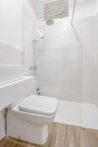 普奇塞达3.2 Apartamento Coma Oriola的白色的浴室设有卫生间和淋浴。