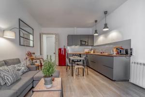 普奇塞达3.2 Apartamento Coma Oriola的客厅以及带沙发和桌子的厨房。