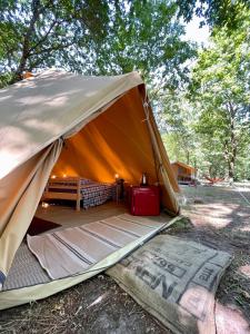 波讷地区圣朱利安Tente Indiana Chênes - La Téouleyre的田野上带一张床的大型帐篷