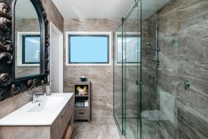皮克顿Boathouse Apartments的一间带水槽和玻璃淋浴的浴室