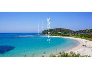 下关Pensione Shimado - Vacation STAY 37555v的享有海滩美景,在水中划船