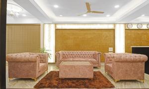 海得拉巴SY Elite Residency的客厅配有两把椅子和一张沙发