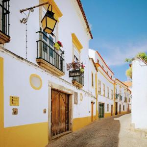 埃武拉Almoura Ladeira的黄色和白色建筑的老城区街道