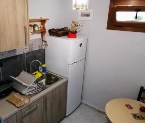 卡托加兹阿Roppas Studios Nostos的小厨房配有白色冰箱和水槽