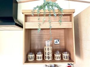 惠茨特布尔The Windermere的木架,带花瓶和植物