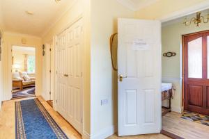 BarninghamBerries的一条带白色门和房间的门厅