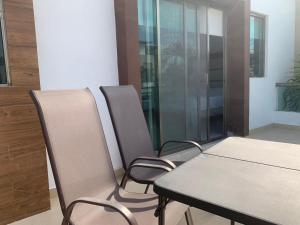 坎昆Cancún Airport Zone的一间带桌子和四把椅子的用餐室
