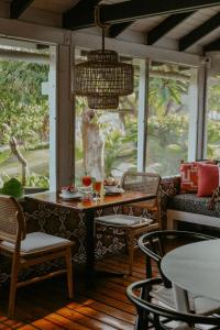库莱布拉斯博奈俱乐部酒店的一间带桌椅和窗户的用餐室