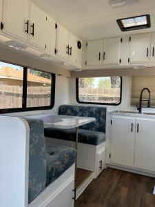 莫雷诺谷RV2 Stunning RV Private Netflix FreeParking的一间rv厨房,配有白色橱柜和水槽